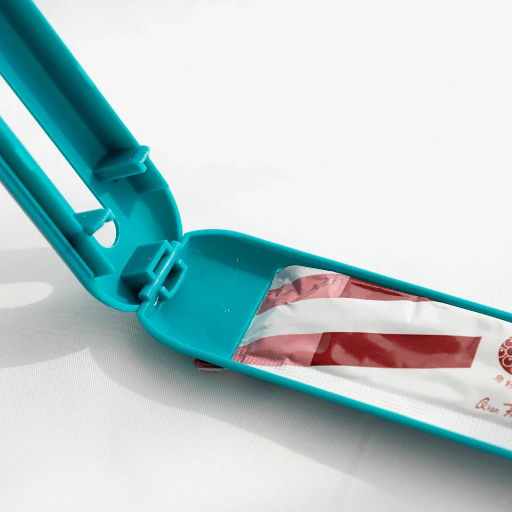 The Hot Cat Strip Spoon Feeder Squeezes Snack Pet Feeding Tools EX-STOCK Canada