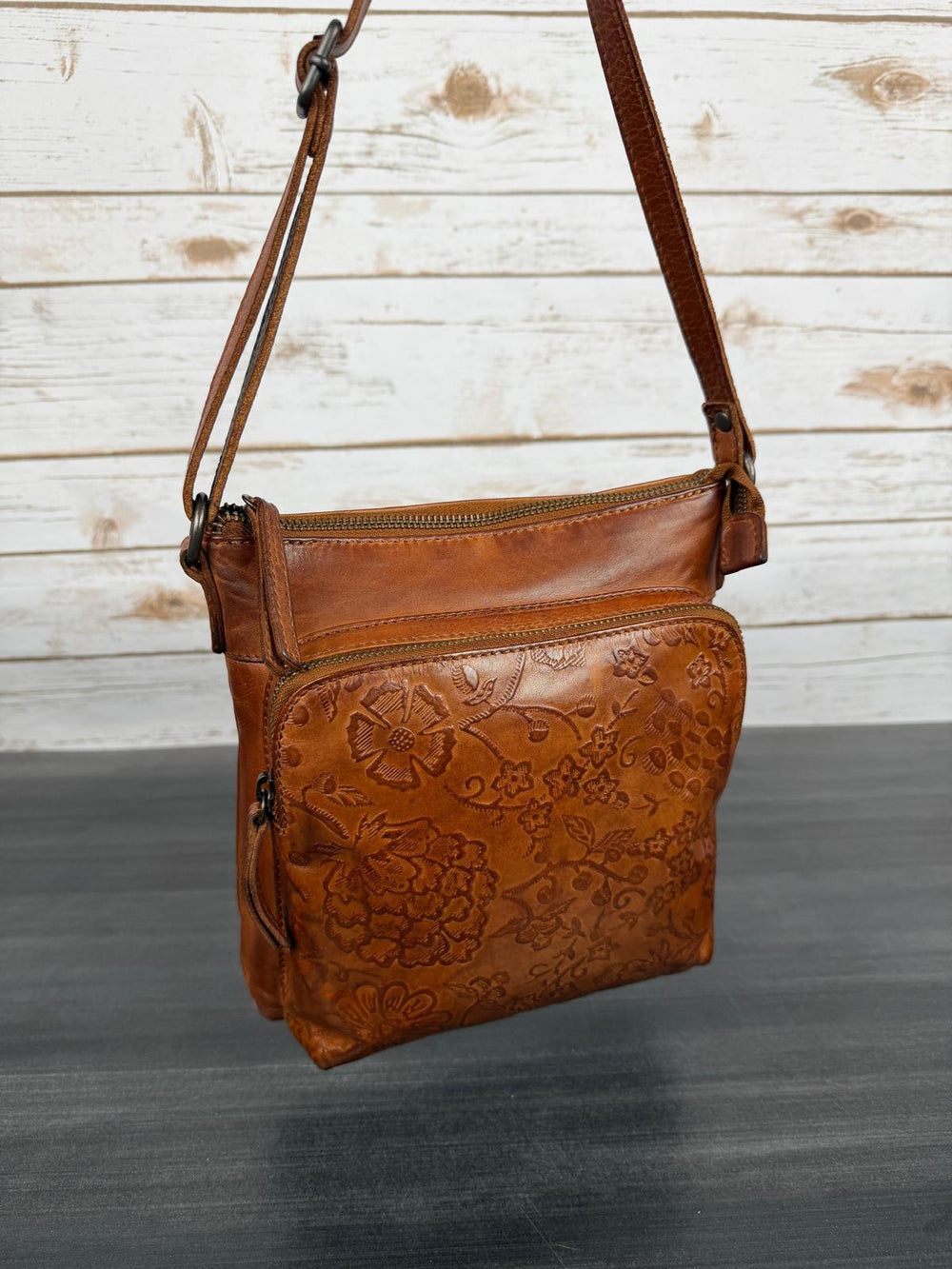 Sac bandoulière en cuir gaufré à fleurs MET