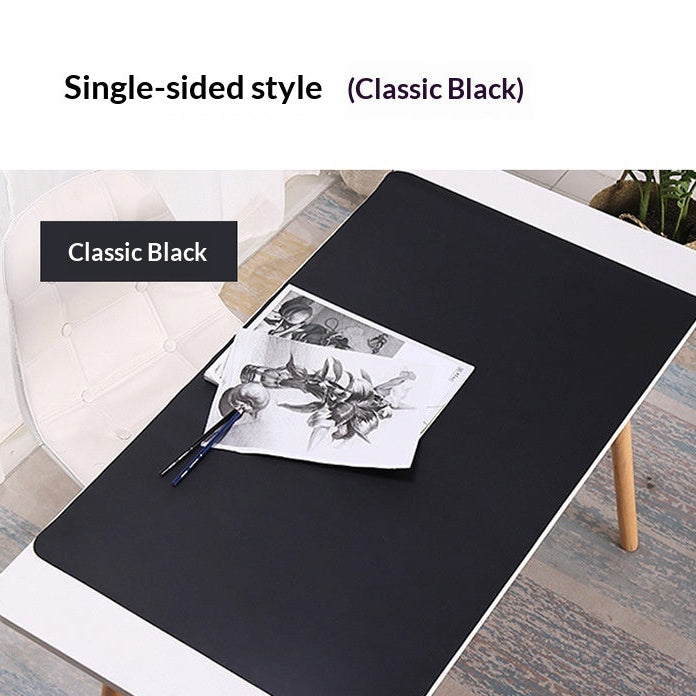 لوحة مكتب سوداء على مكتب أبيض مع نبتة وأدوات مكتبية، مصنفة بـ 'نمط جانب واحد أسود كلاسيكي'.