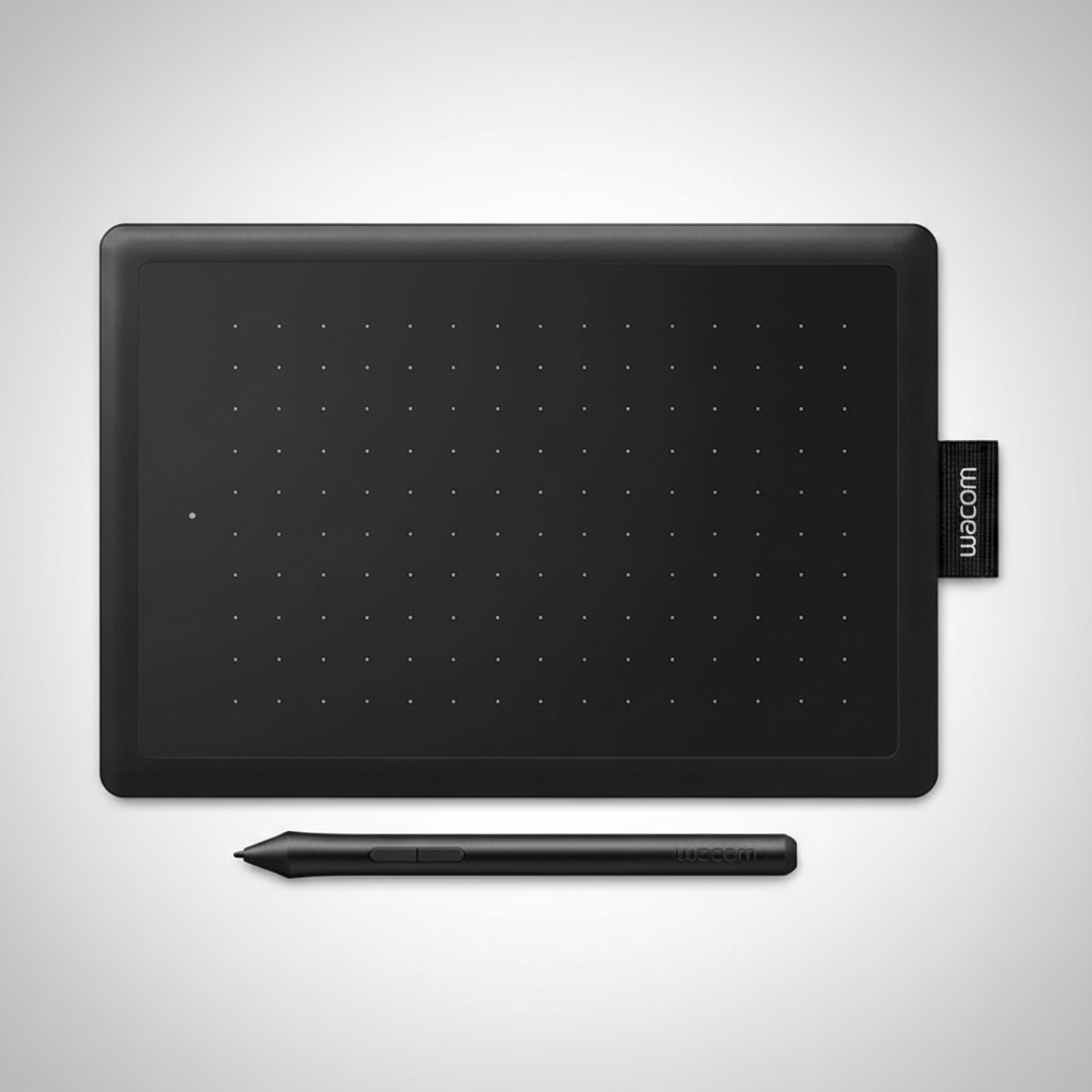 لوحة رسومات Wacom سوداء معروضة من الأعلى على خلفية رمادية فاتحة، مع قلم رقمي أسود مطابق موضوع أسفلها. شعار Wacom مرئي على علامة التبويب الجانبية للوحة.