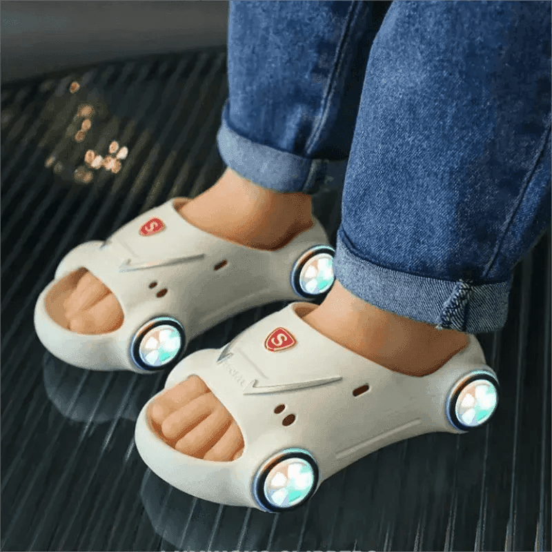 Sandales lumineuses pour enfants en forme de voiture de dessin animé : chaussures de plage lumineuses antidérapantes - EX-STOCK Canada