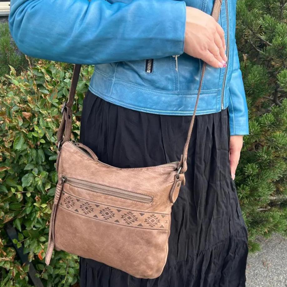 Bolso bandolera MET con diseño aztecaEX-STOCK Canada