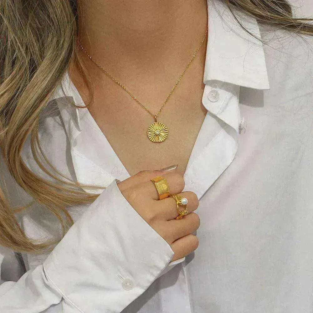 Collier pour femmes avec pendentif rond de marque en acier inoxydable à la mode - EX-STOCK CANADA