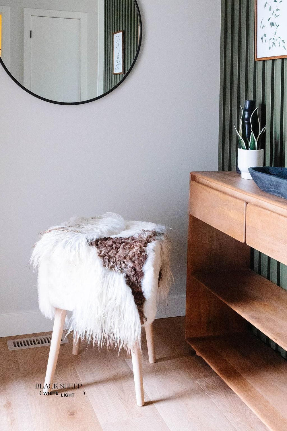 VANI - Tabouret en peau de mouton mélangée, laine boucléeEX-STOCK Canada