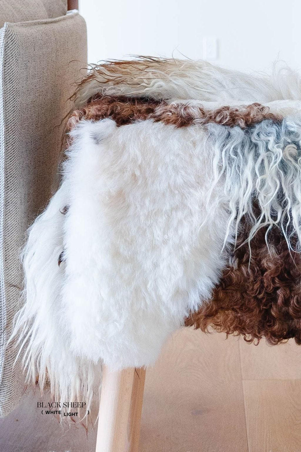 VANI - Tabouret en peau de mouton mélangée, laine boucléeEX-STOCK Canada