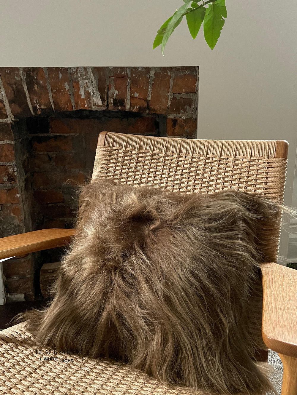 Housse de coussin carrée en peau de mouton islandaise marronEX-STOCK Canada