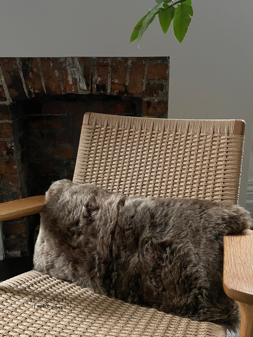 غطاء وسادة من فرو الغنم الآيسلندي البني المقصوص بشكل مستطيلEX-STOCK Canada