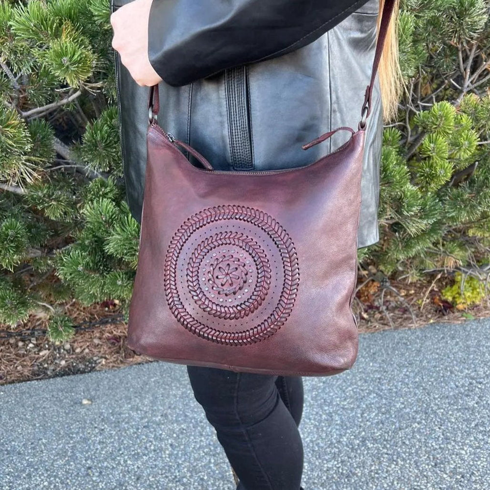 Sac fourre-tout en cuir MET Floral Stitch avec bandoulière réglableEX-STOCK Canada