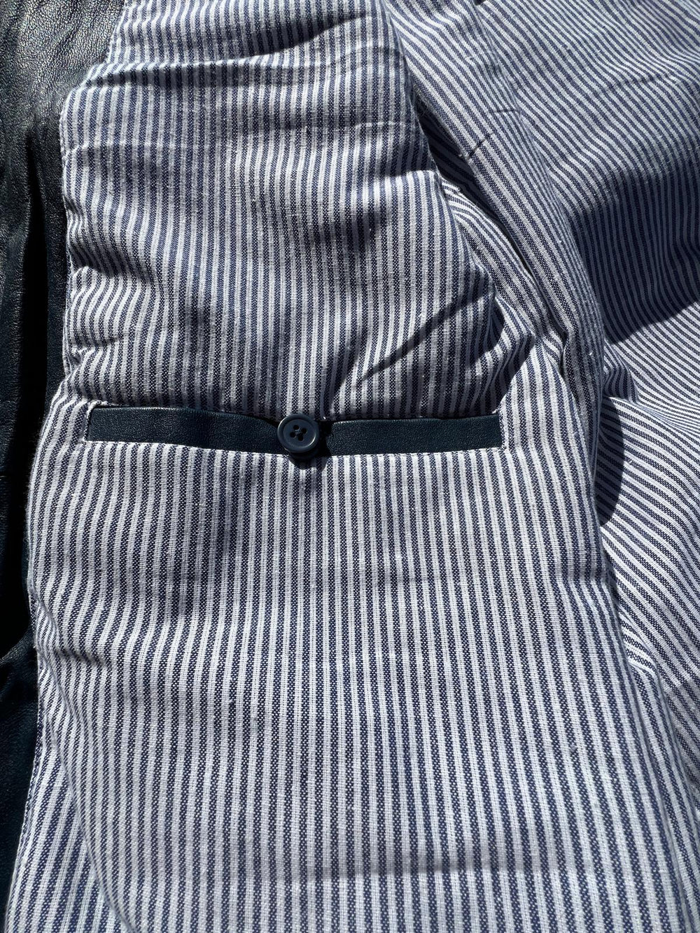 سترة رجالية من جلد الحمل مع جيوب صدر بسحّابينEX-STOCK Canada