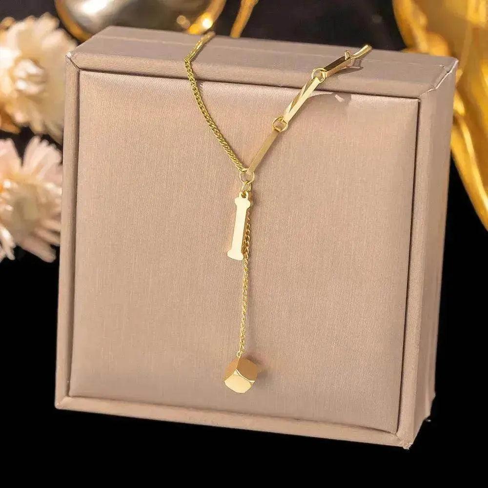 Collier Ornement Acier Titane Glands 26 Lettres Femme Petit Pendentif Carré Bijou Élégant et Personnalisé - EX-STOCK Canada