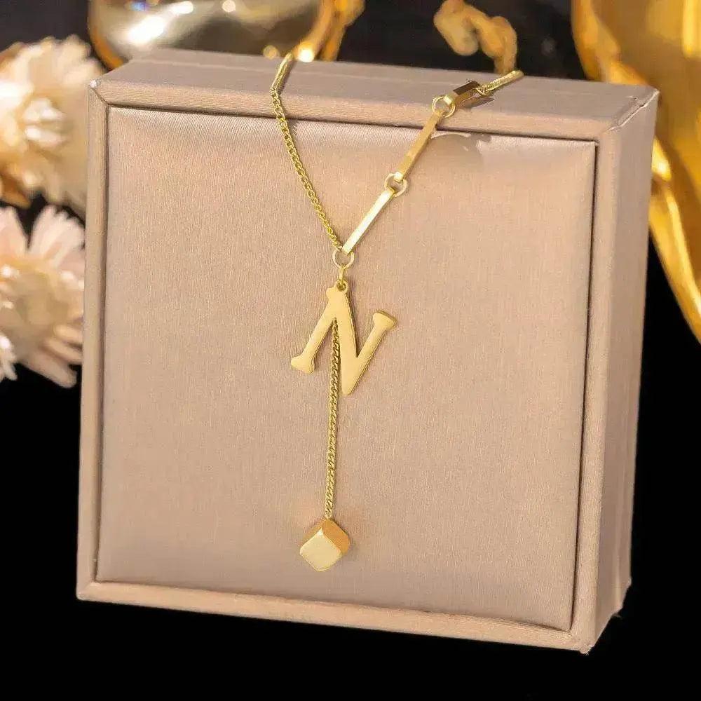 Collier Ornement Acier Titane Glands 26 Lettres Femme Petit Pendentif Carré Bijou Élégant et Personnalisé - EX-STOCK Canada
