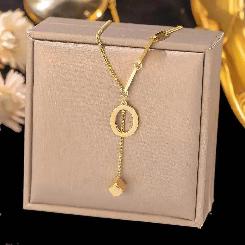 Collier Ornement Acier Titane Glands 26 Lettres Femme Petit Pendentif Carré Bijou Élégant et Personnalisé - EX-STOCK Canada