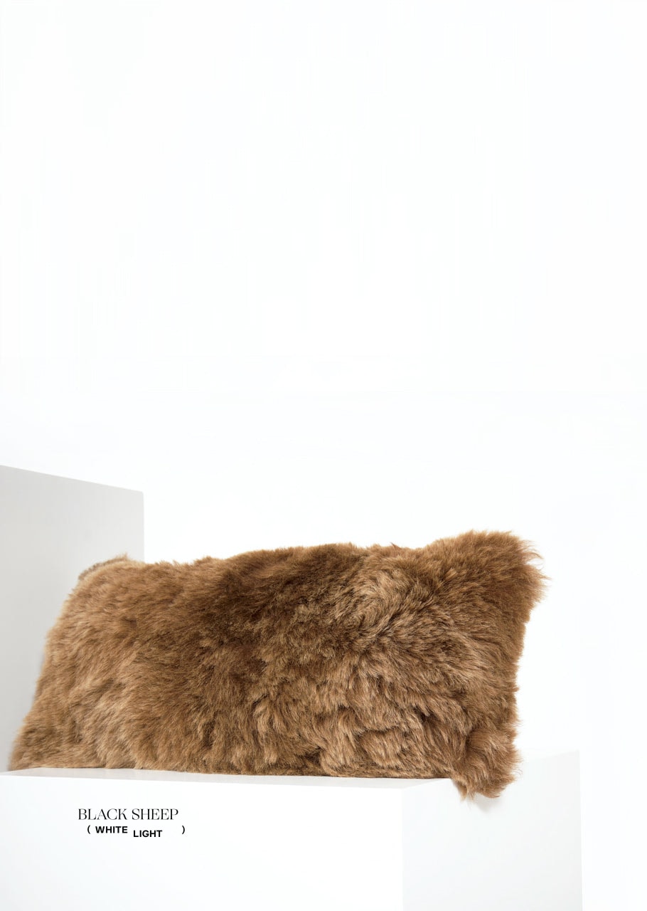 غطاء وسادة من فرو الغنم الآيسلندي البني المقصوص بشكل مستطيلEX-STOCK Canada