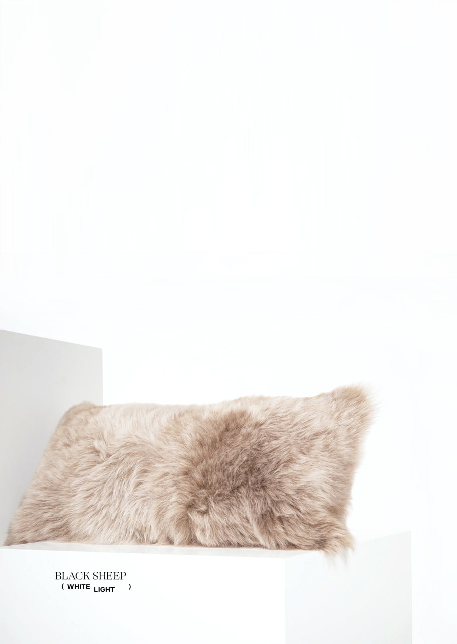Housse de coussin en peau de mouton islandaise ton taupe carré raséEX-STOCK Canada