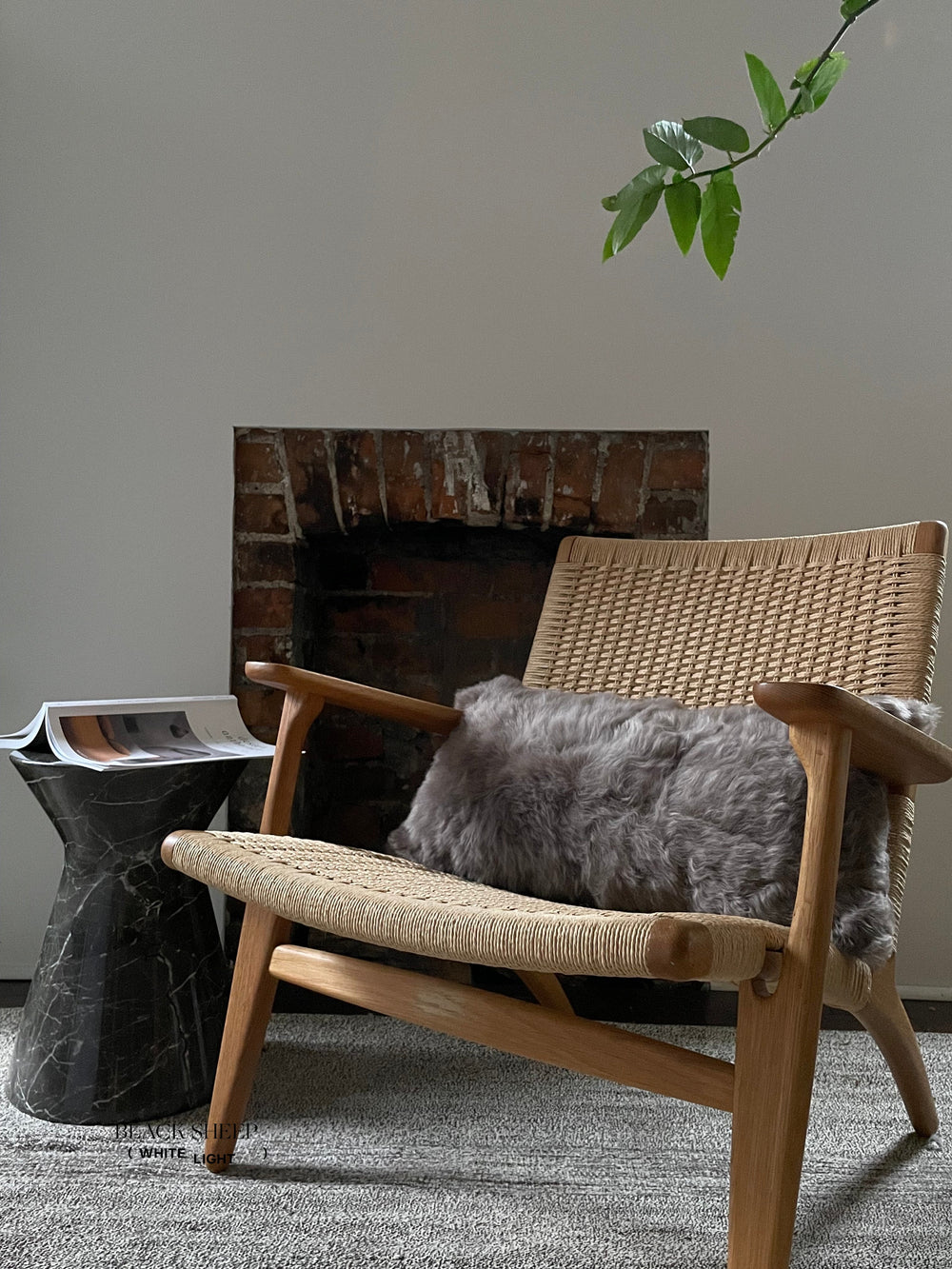 Housse de coussin en peau de mouton islandaise ton taupe carré raséEX-STOCK Canada