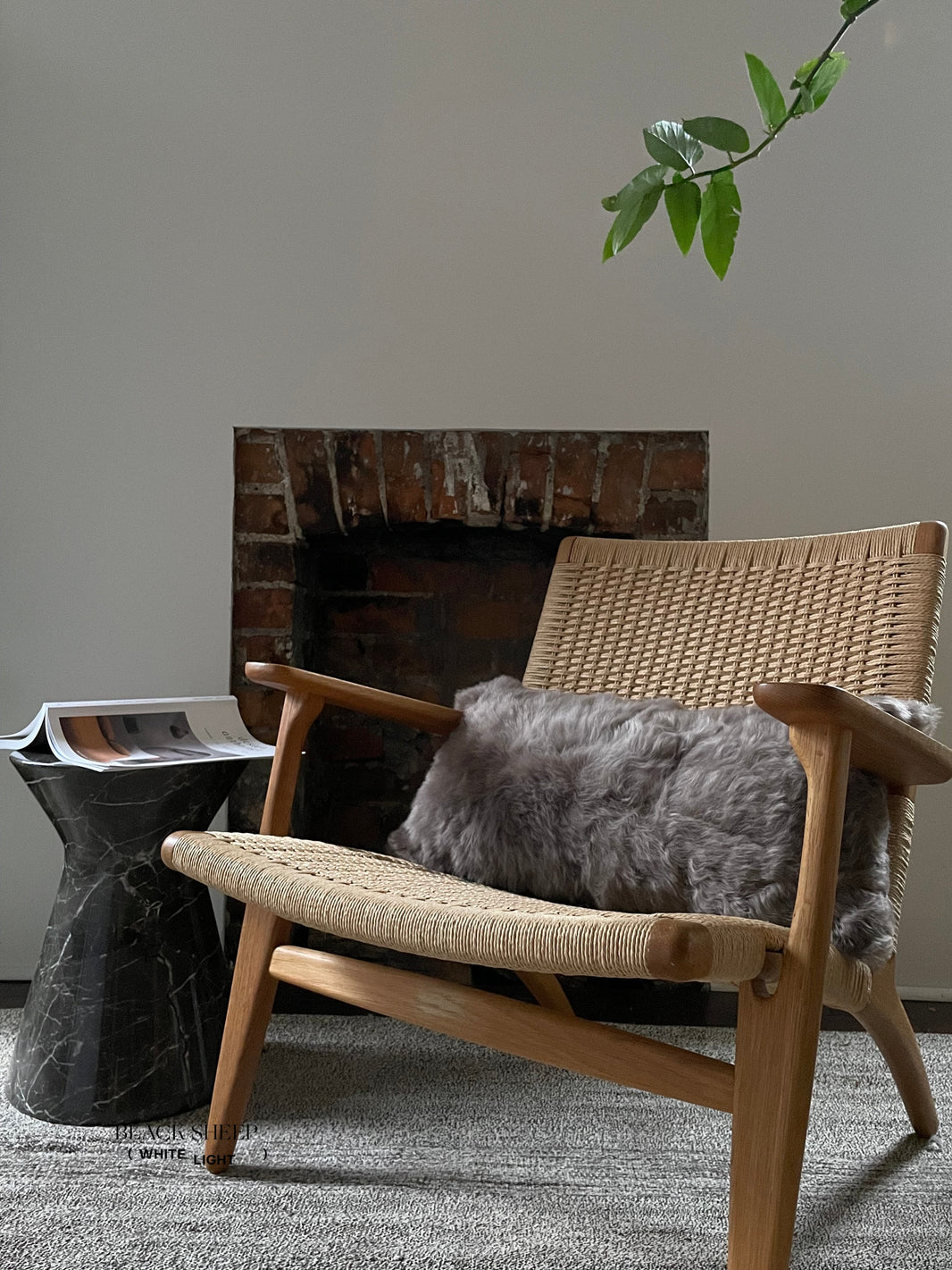 Housse de coussin en peau de mouton islandaise ton taupe carré raséEX-STOCK Canada