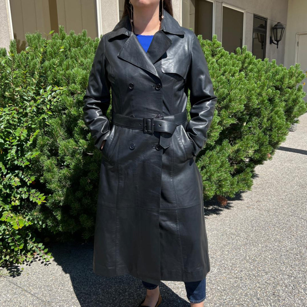 Trench-coat classique en cuir pour femmes. Fermeture à boutons croisés avec ceinture réglable