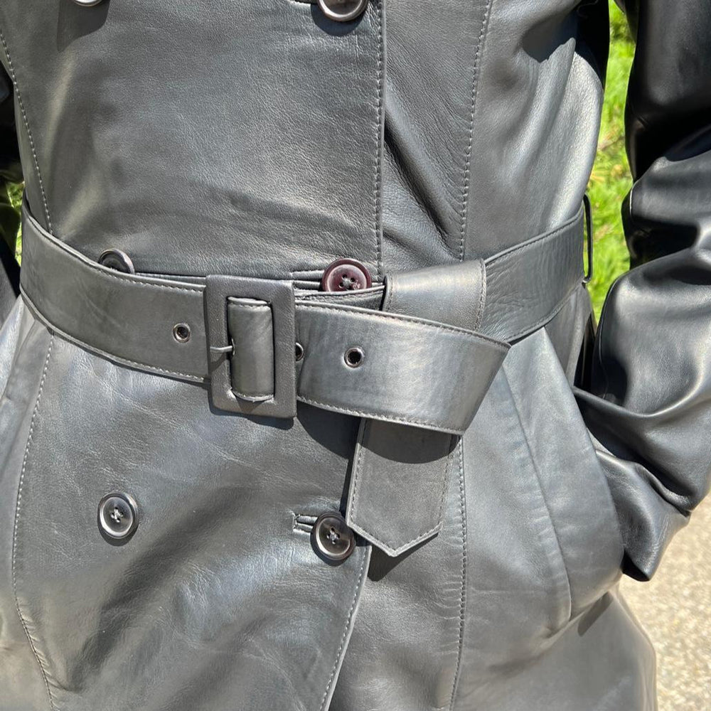 Trench-coat classique en cuir pour femmes. Fermeture à boutons croisés avec ceinture réglable