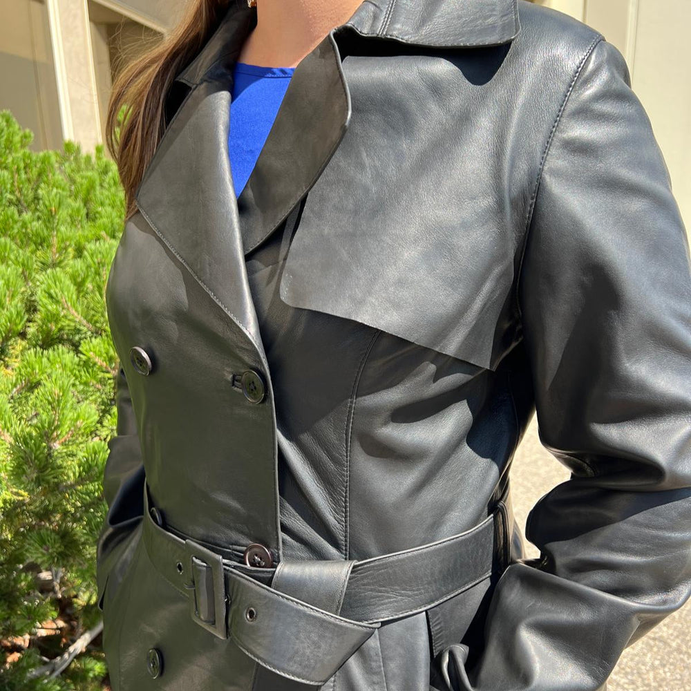 Trench-coat classique en cuir pour femmes. Fermeture à boutons croisés avec ceinture réglable