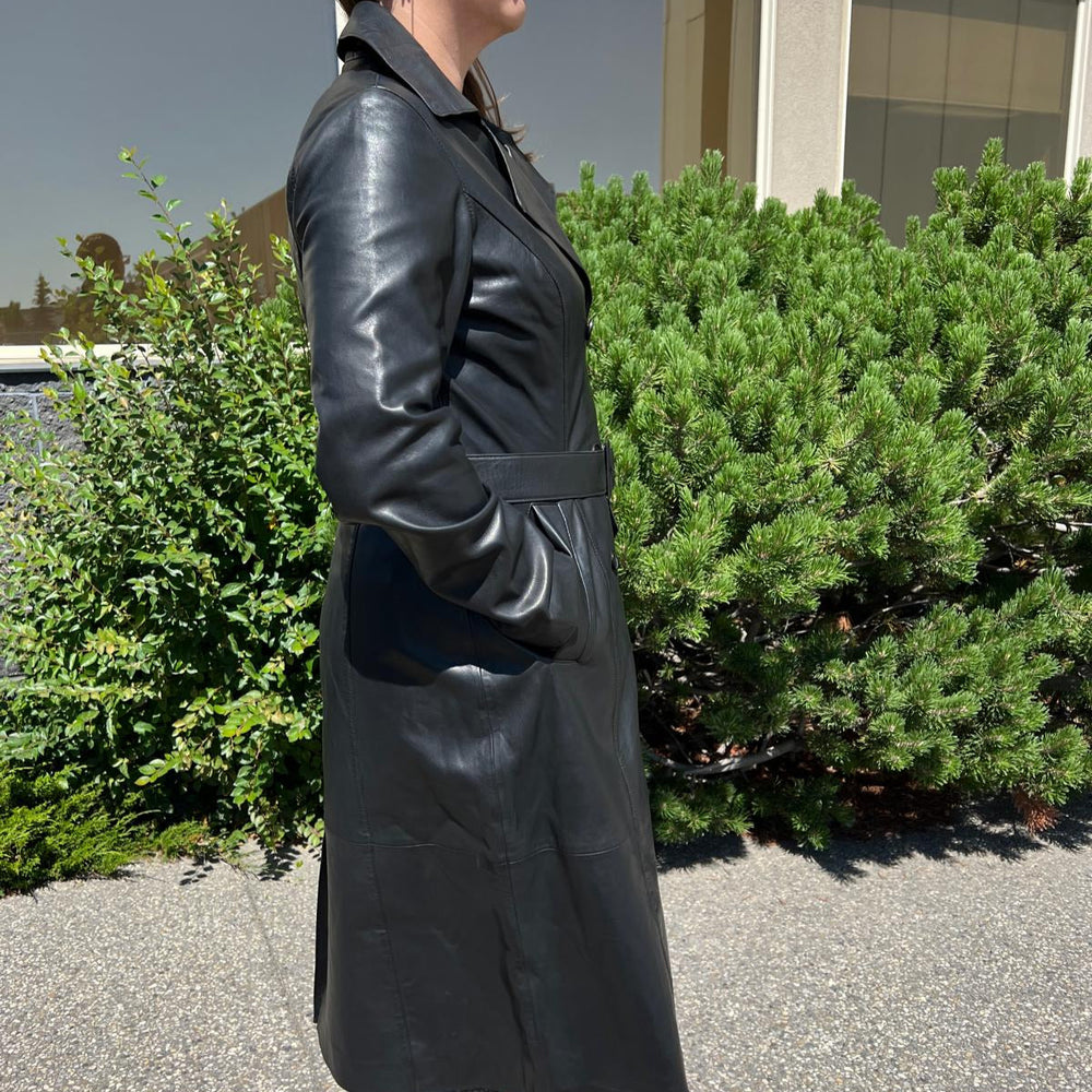 Trench-coat classique en cuir pour femmes. Fermeture à boutons croisés avec ceinture réglable