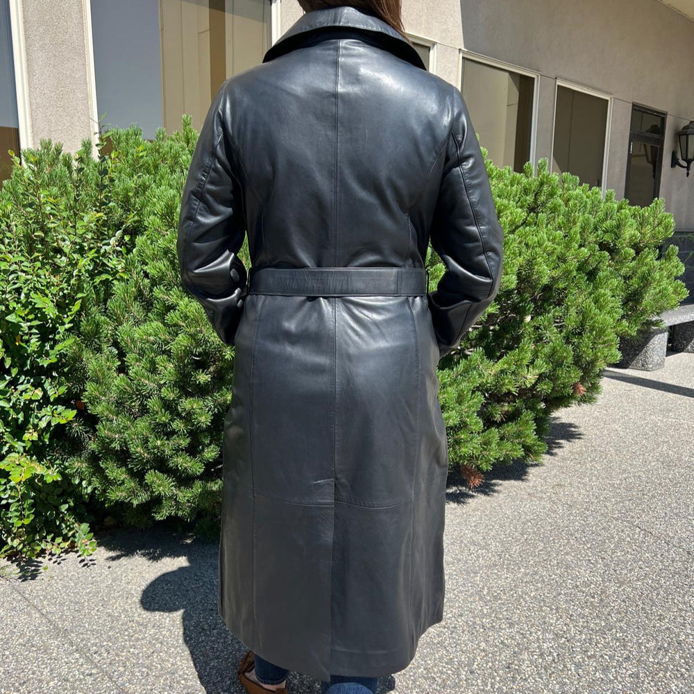 Trench-coat classique en cuir pour femmes. Fermeture à boutons croisés avec ceinture réglable
