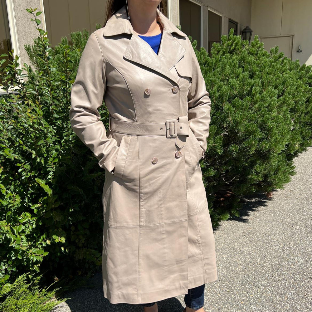 Trench-coat classique en cuir pour femmes. Fermeture à boutons croisés avec ceinture réglable