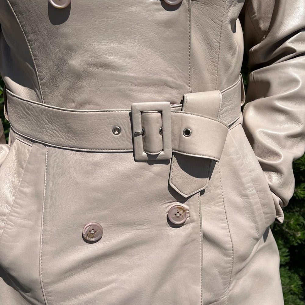 Trench-coat classique en cuir pour femmes. Fermeture à boutons croisés avec ceinture réglable