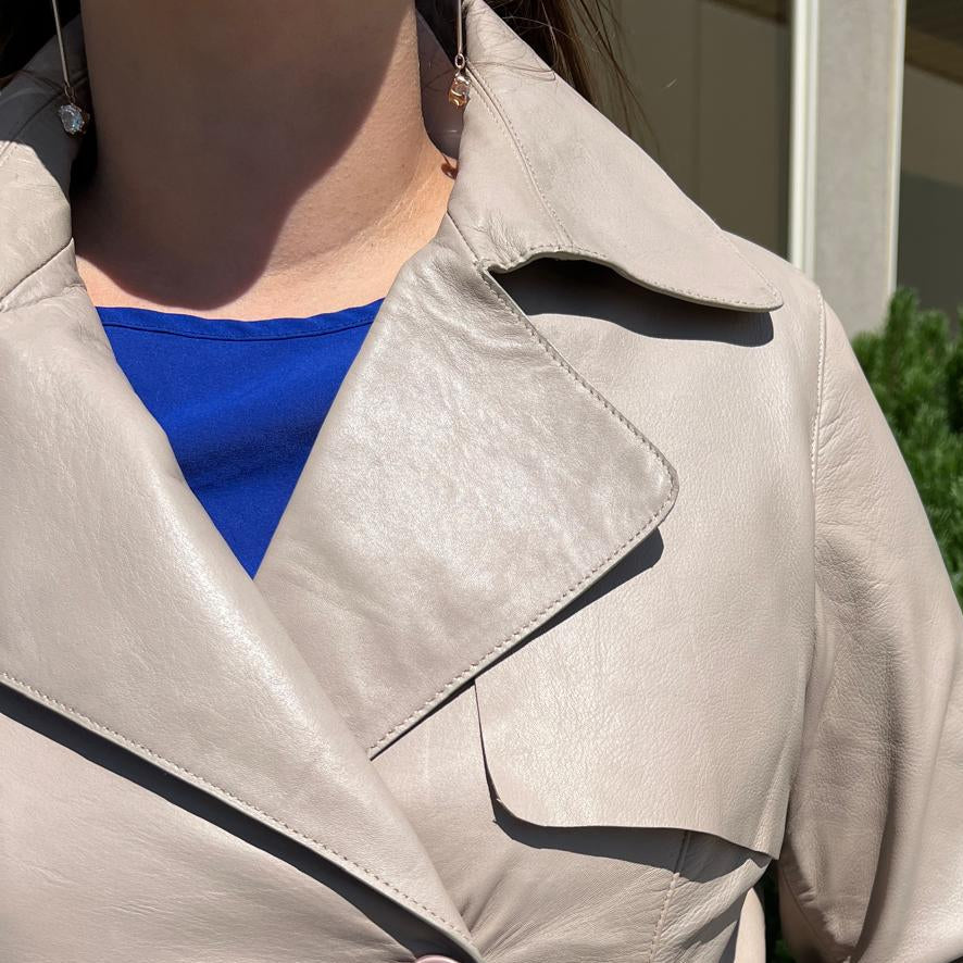 Trench-coat classique en cuir pour femmes. Fermeture à boutons croisés avec ceinture réglable