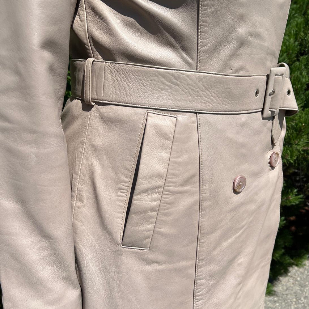 Trench-coat classique en cuir pour femmes. Fermeture à boutons croisés avec ceinture réglable