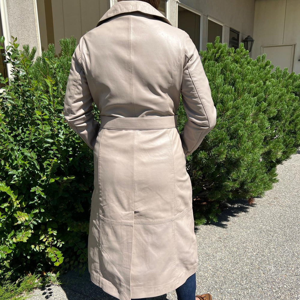 Trench-coat classique en cuir pour femmes. Fermeture à boutons croisés avec ceinture réglable