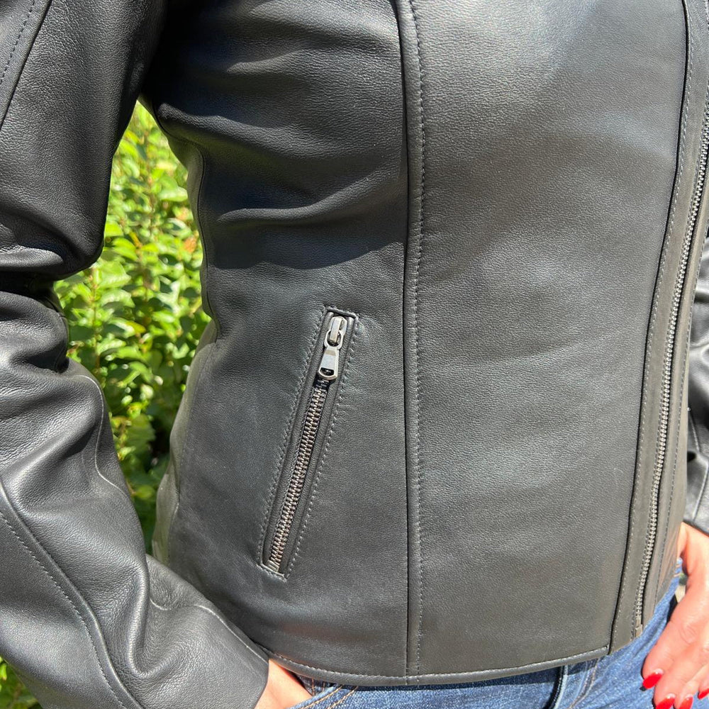 جاكيت نسائي جلد أغنام بتصميم راكب دراجة مع ياقة غير متماثلة وكتفين مخيطينEX-STOCK Canada