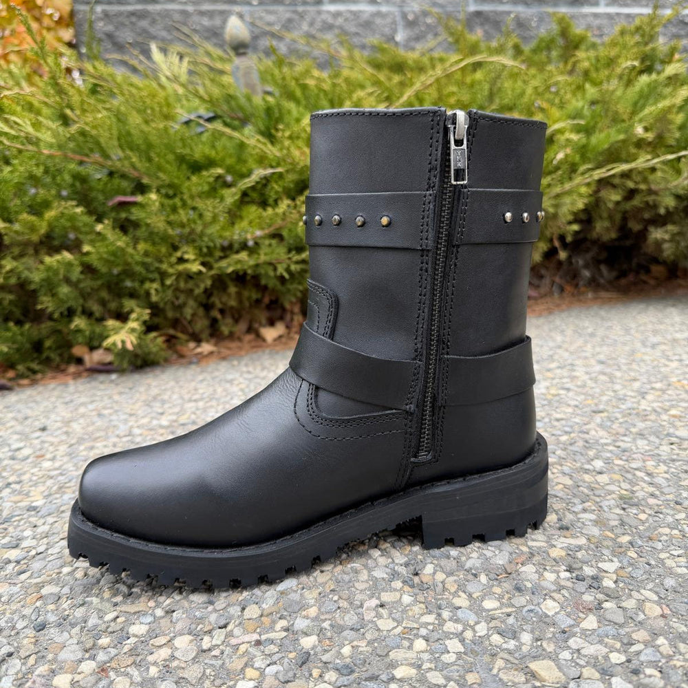 حذاء نسائي للدراجات النارية من الجلد. جلد بقري أسود مع أحزمة مسننة وسحاب جانبيEX-STOCK Canada