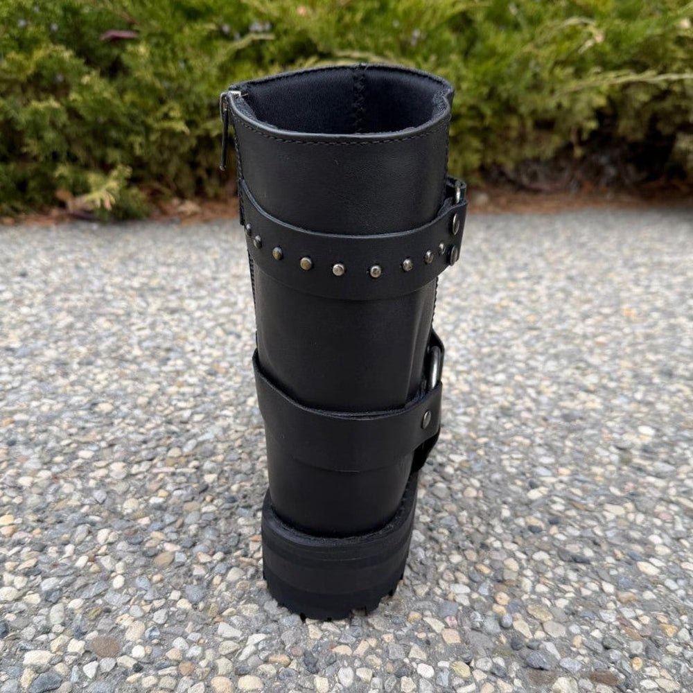 حذاء نسائي للدراجات النارية من الجلد. جلد بقري أسود مع أحزمة مسننة وسحاب جانبيEX-STOCK Canada