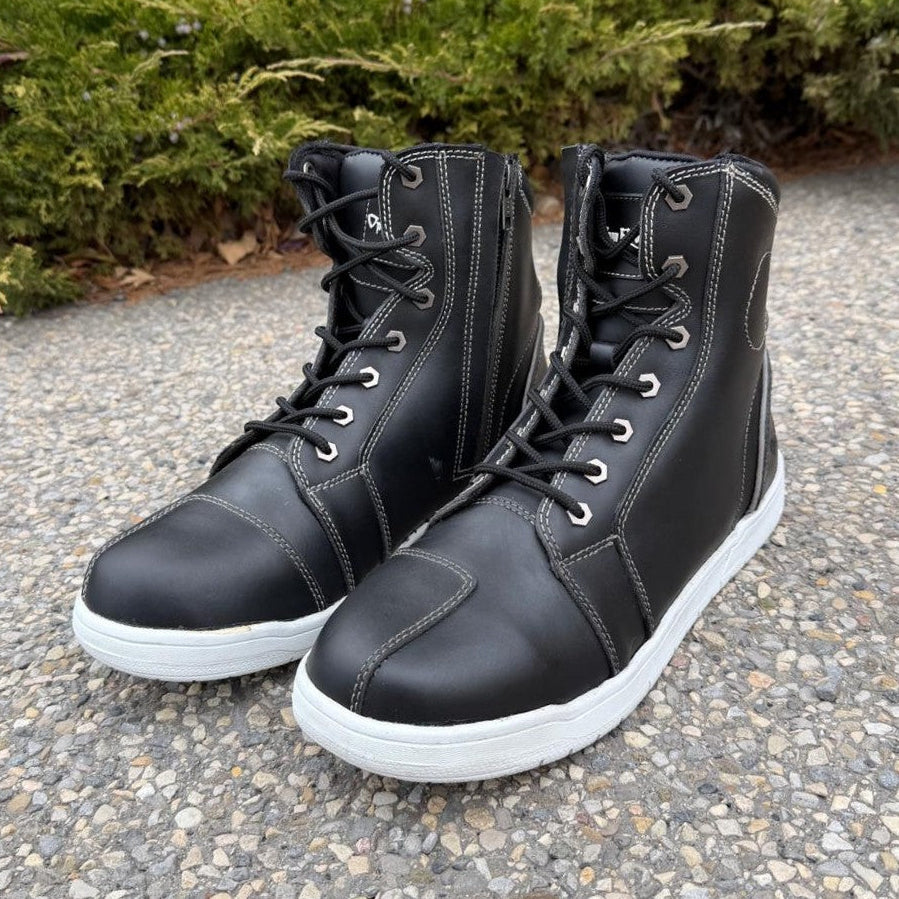 Bottes Biker Sneakers pour hommes. Cuir de vache noir avec semelle blanche, lacets et fermeture éclair latéraleEX-STOCK Canada