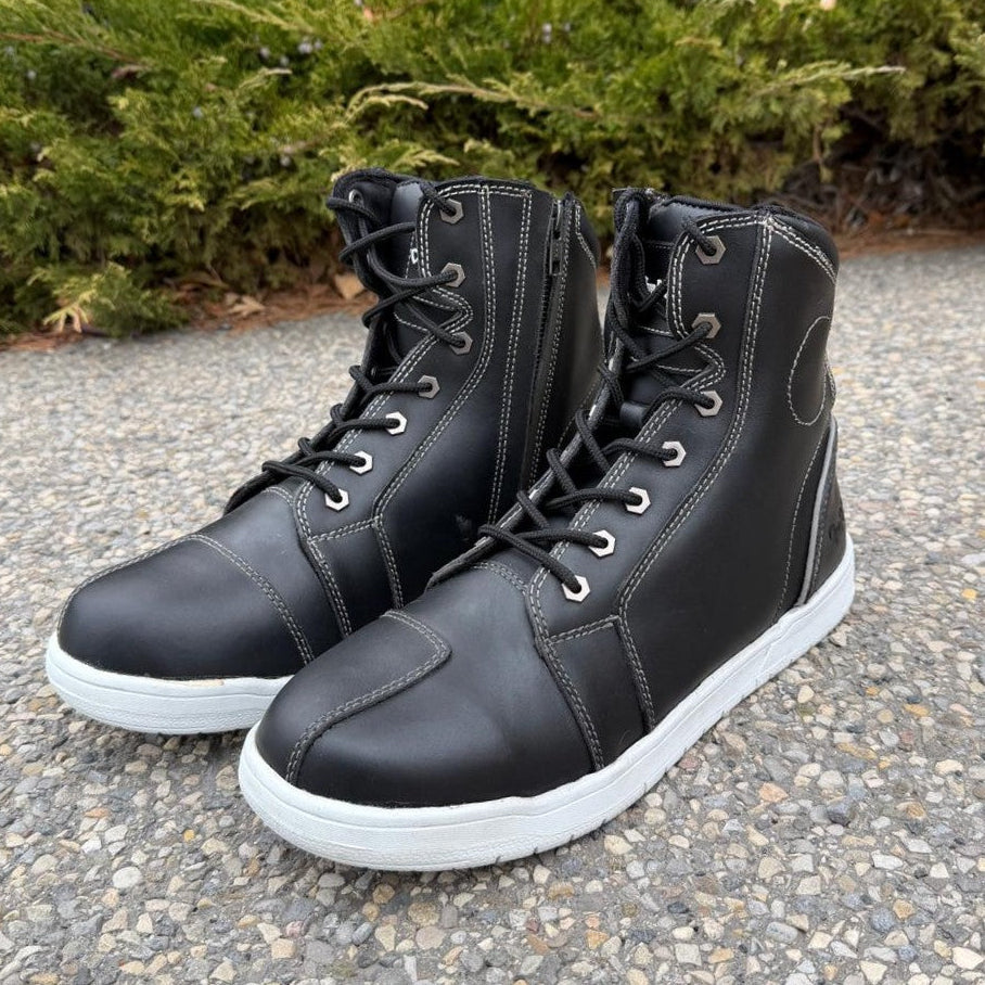 Botas tipo sneak biker para hombre. Cuero de vaca negro con suela blanca, cordones y cremallera lateralEX-STOCK Canada