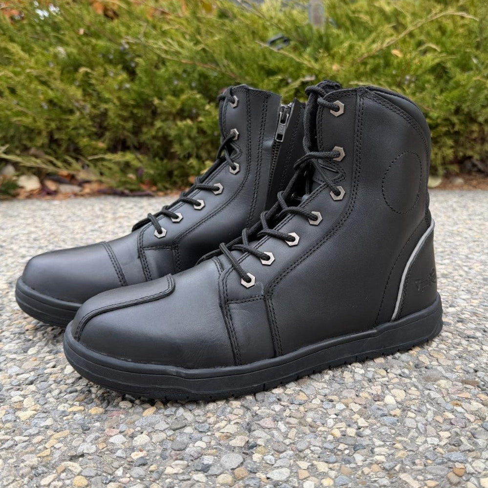 Bottes de motard sneakers pour hommes. Cuir de vache noir avec lacets et fermeture éclair latéraleEX-STOCK Canada