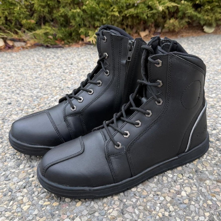 Bottes de motard sneakers pour hommes. Cuir de vache noir avec lacets et fermeture éclair latéraleEX-STOCK Canada