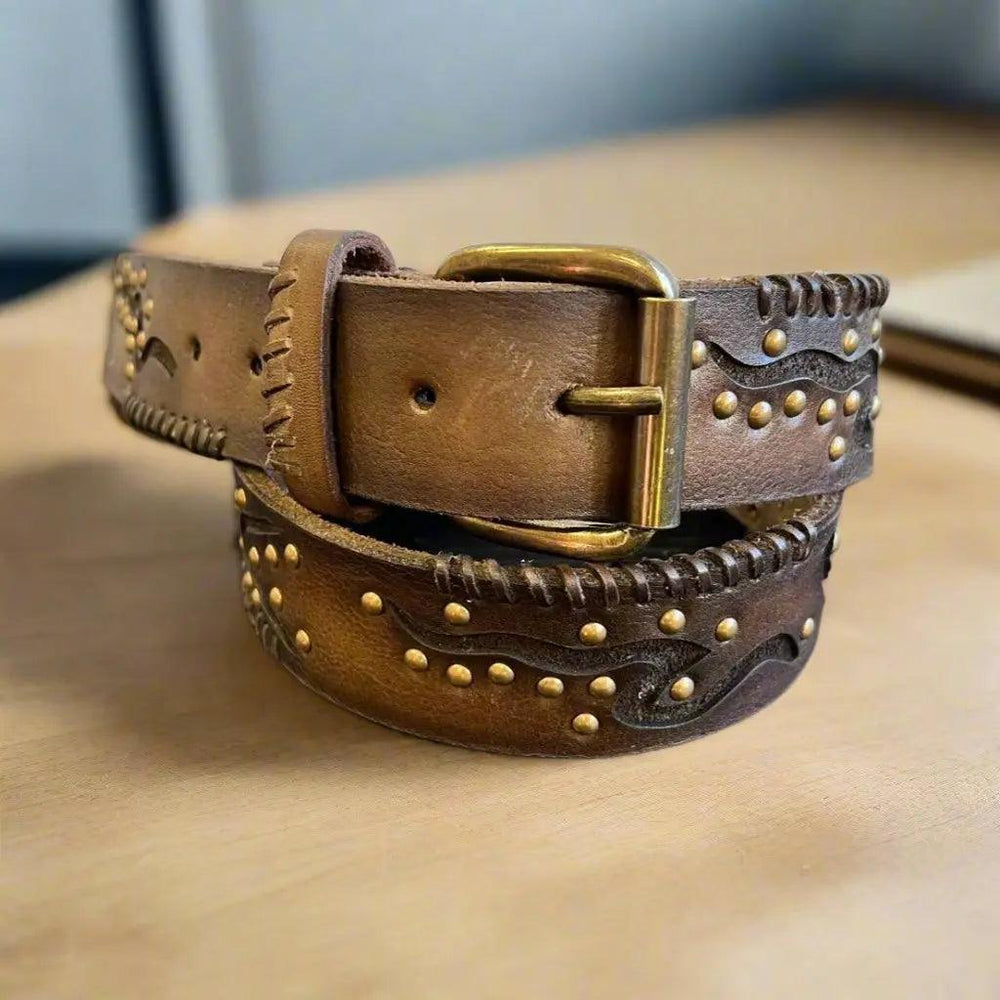 Ceinture pour femmes en cuir pleine fleur avec embossage géométrique et clousEX-STOCK Canada