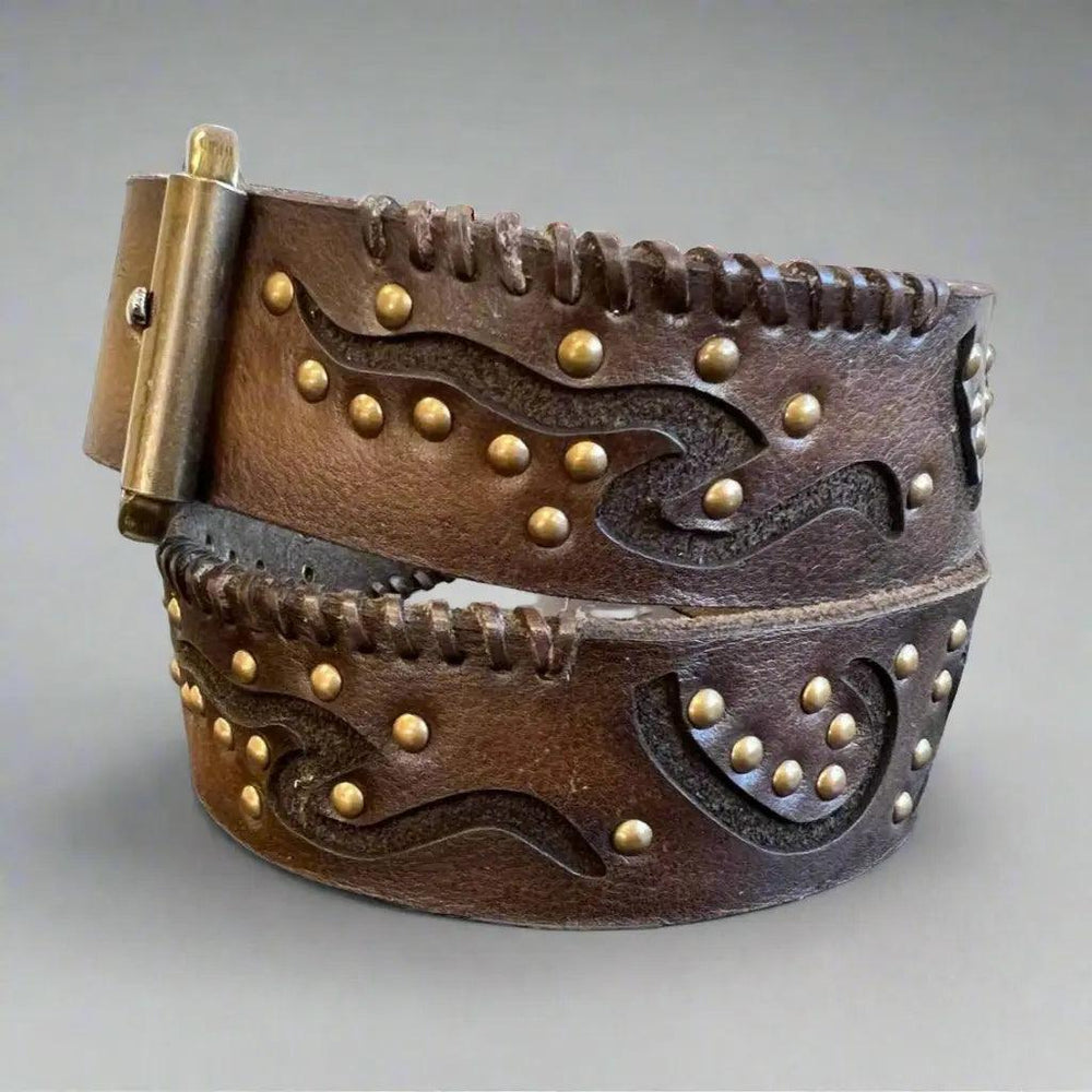 Ceinture pour femmes en cuir pleine fleur avec embossage géométrique et clousEX-STOCK Canada