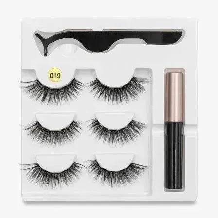 A Pair Of False Eyelashes With Magnets In Fashion - EX-STOCK Canada