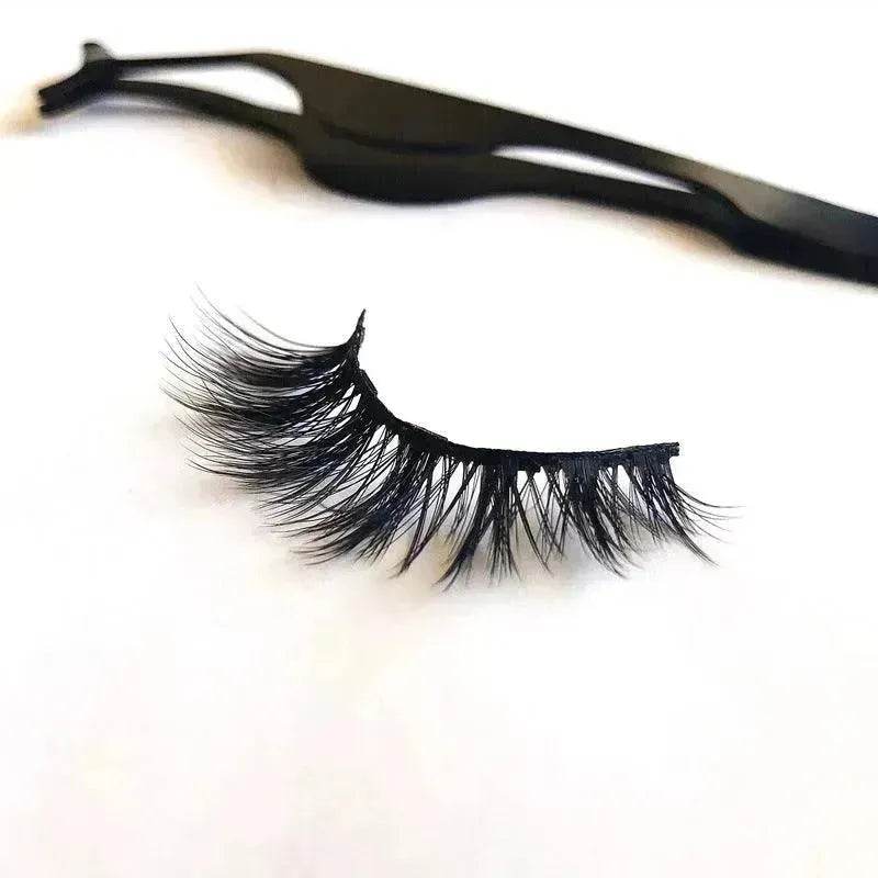A Pair Of False Eyelashes With Magnets In Fashion - EX-STOCK Canada
