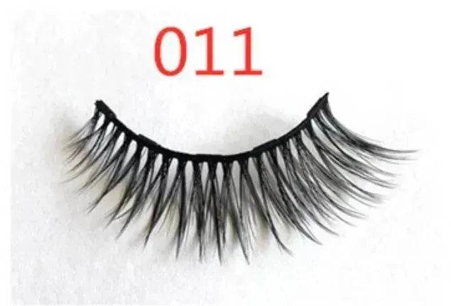 A Pair Of False Eyelashes With Magnets In Fashion - EX-STOCK Canada