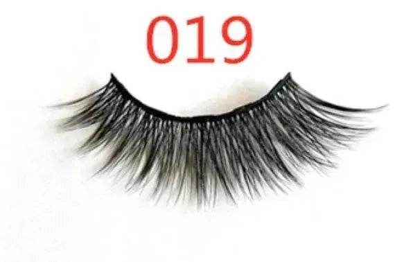 A Pair Of False Eyelashes With Magnets In Fashion - EX-STOCK Canada