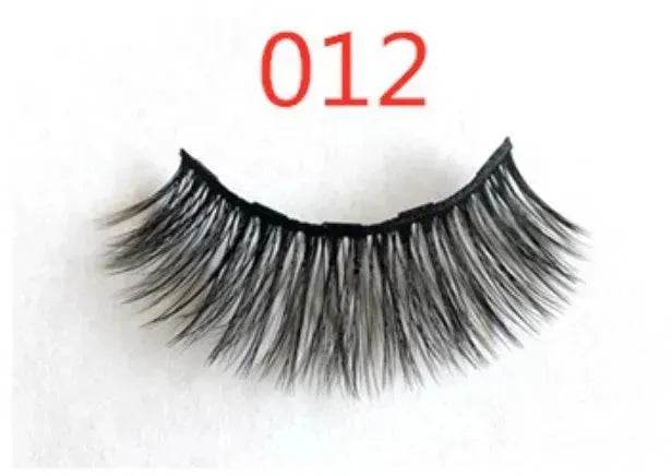 A Pair Of False Eyelashes With Magnets In Fashion - EX-STOCK Canada