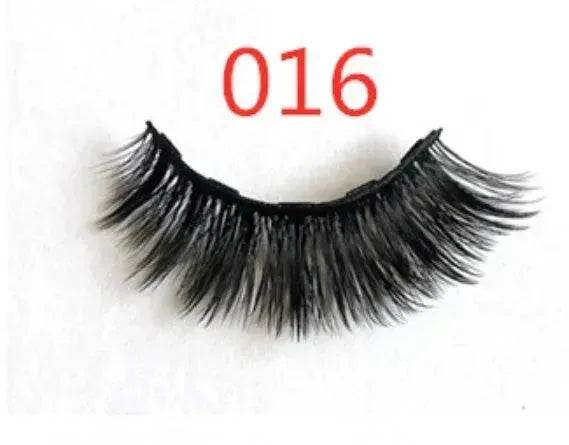A Pair Of False Eyelashes With Magnets In Fashion - EX-STOCK Canada