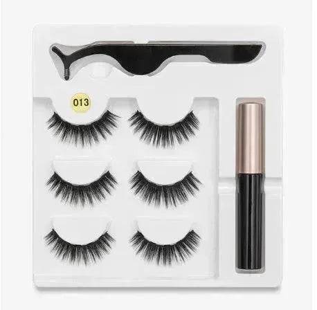 A Pair Of False Eyelashes With Magnets In Fashion - EX-STOCK Canada