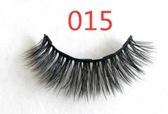 A Pair Of False Eyelashes With Magnets In Fashion - EX-STOCK Canada