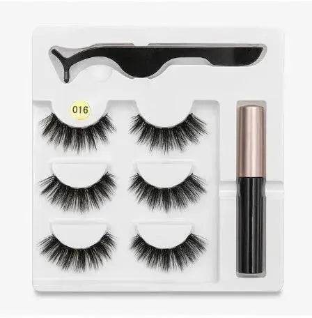 A Pair Of False Eyelashes With Magnets In Fashion - EX-STOCK Canada
