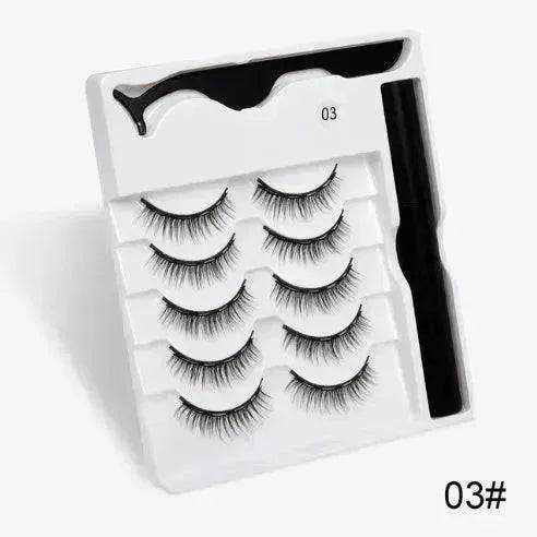 A Pair Of False Eyelashes With Magnets In Fashion - EX-STOCK Canada
