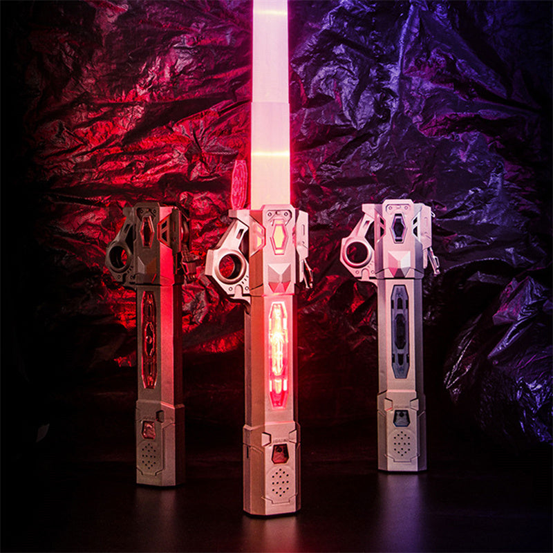 Trois sabres laser futuristes avec lames lumineuses sur un fond sombre et texturé.